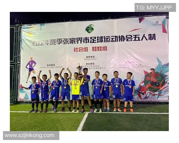 在烈日下拼搏的足球明星们用汗水书写荣耀与梦想 在烈日下拼搏的足球明星们用汗水书写荣耀与梦想